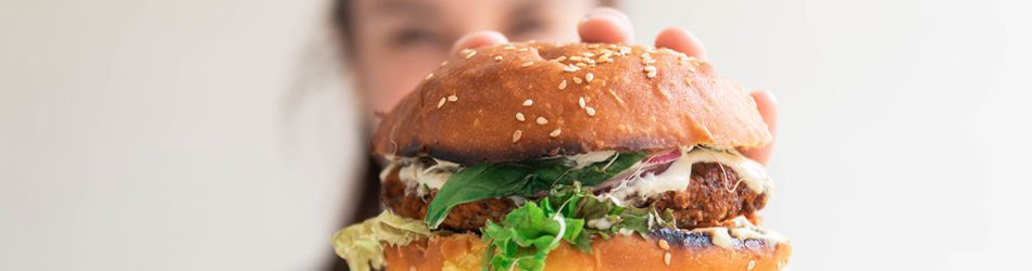 Fordi du bliver veganer behøver du ikke gå glip af mad du godt kan lide - der vil altid være et alternativ, der minder om eller smage meget som, hvad du tidligere spiste Fordi du bliver veganer behøver du ikke gå glip af mad du godt kan lide - der vil altid være et alternativ, der minder om eller smage meget som, hvad du tidligere spiste