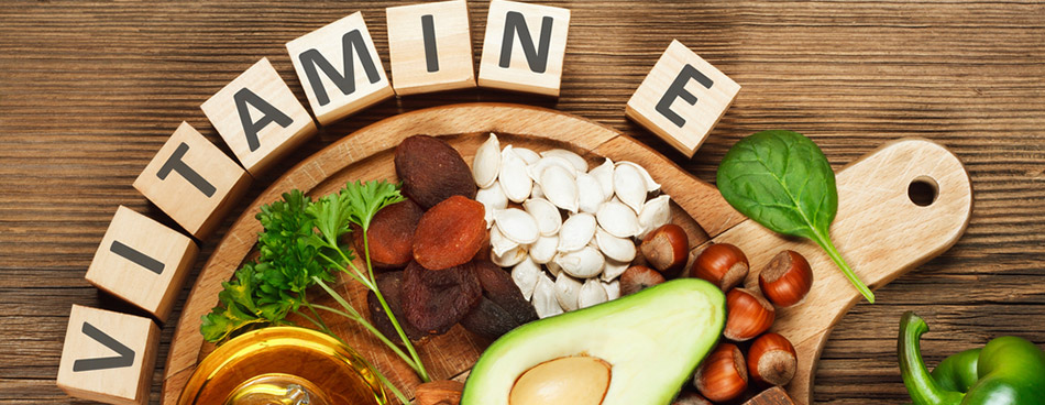 E-vitamin er en vigtig antioxidant, der bidrager til at beskytte dit hår og give dig sundere hår. E-vitamin er en vigtig antioxidant, der bidrager til at beskytte dit hår og give dig sundere hår.