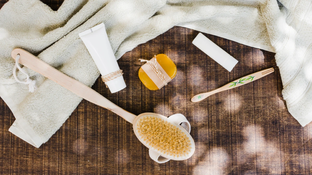 Tørbørsting, sauna og massage – små skridt til at understøtte kroppens detox.