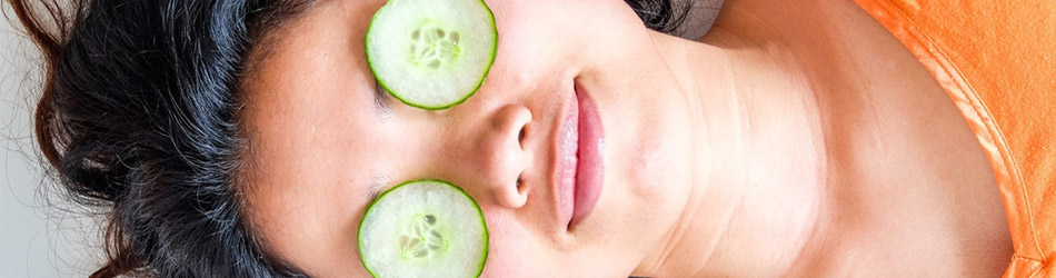 Agurkeskiver på øjnene fugtgiver huden og bidrager til at forebygge poser under øjnene. Agurkeskiver på øjnene fugtgiver huden og bidrager til at forebygge poser under øjnene.