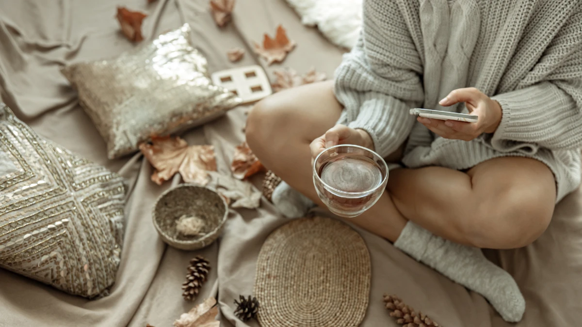 Sæt fokus på restitution, skab hyggelige rutiner, og dyrk små vaner, der giver dig mere energi.